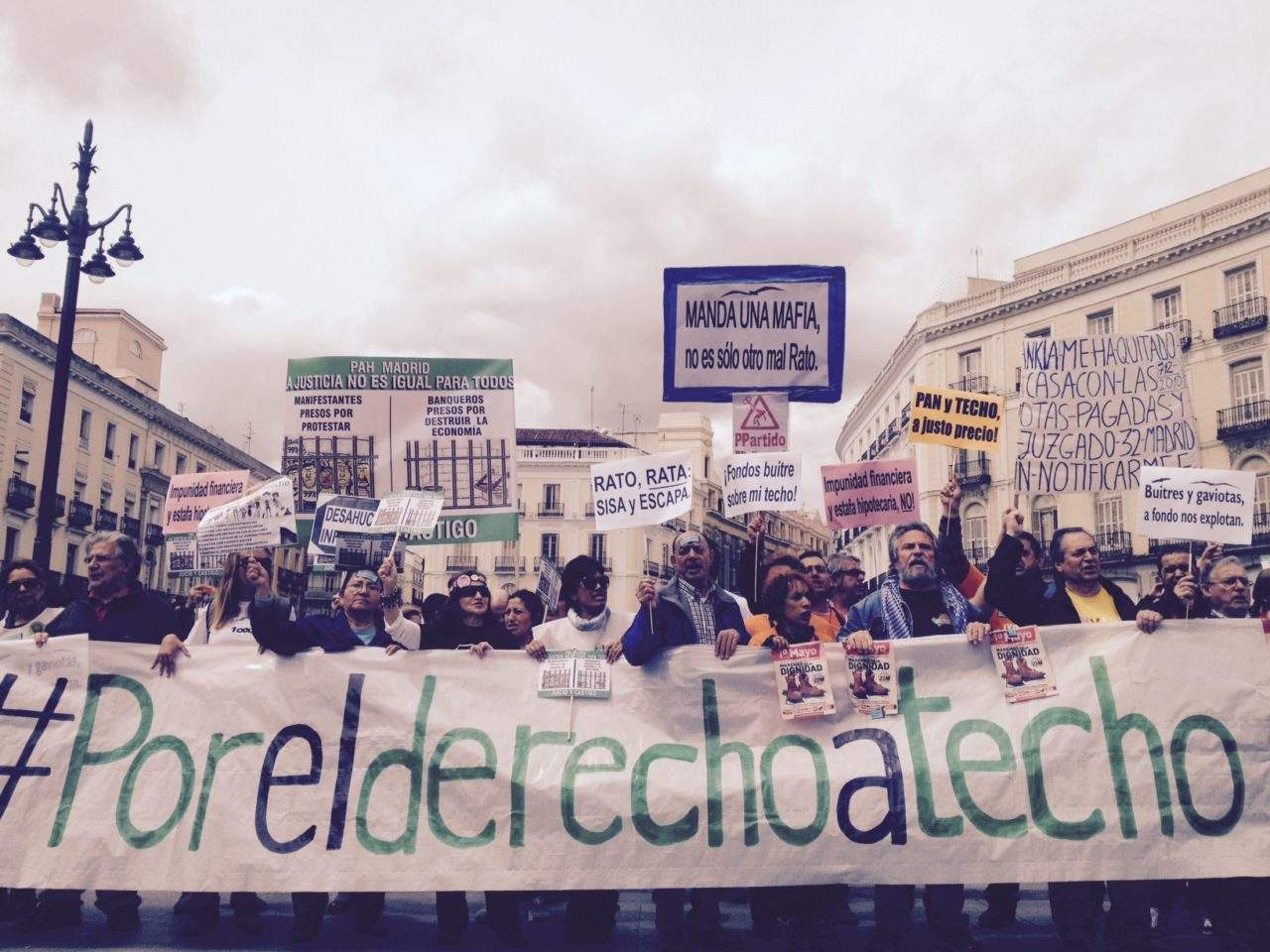 Familias afectadas por los desahucios y por la venta de viviendas públicas salieron a la calle por el Derecho a Techo