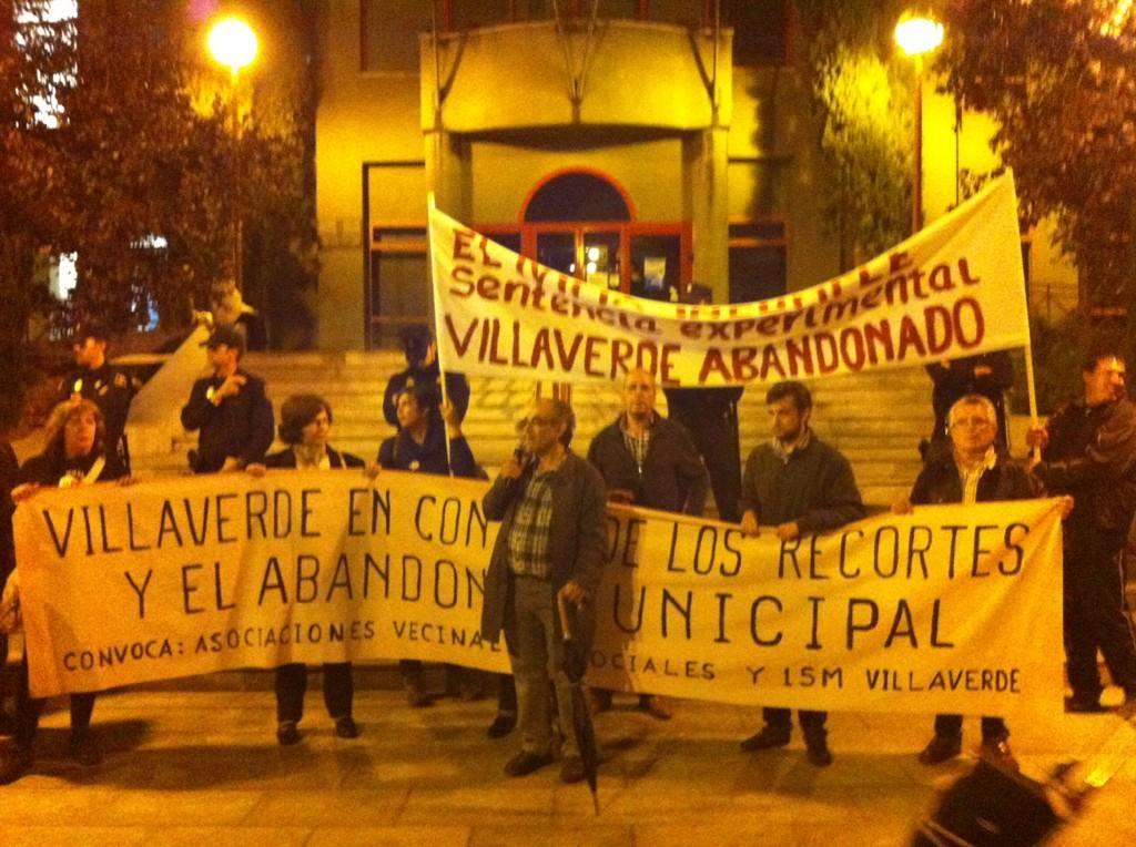 Villaverde Alto sale a la calle para exigir la remodelación de su colonia experimental