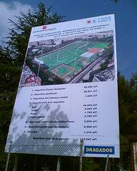 Collage infantil contra un campo de golf