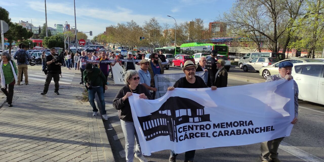 Un centenar de personas se manifiesta ante el CIE de Aluche para exigir la creación de un Centro de Memoria de la Cárcel de Carabanchel